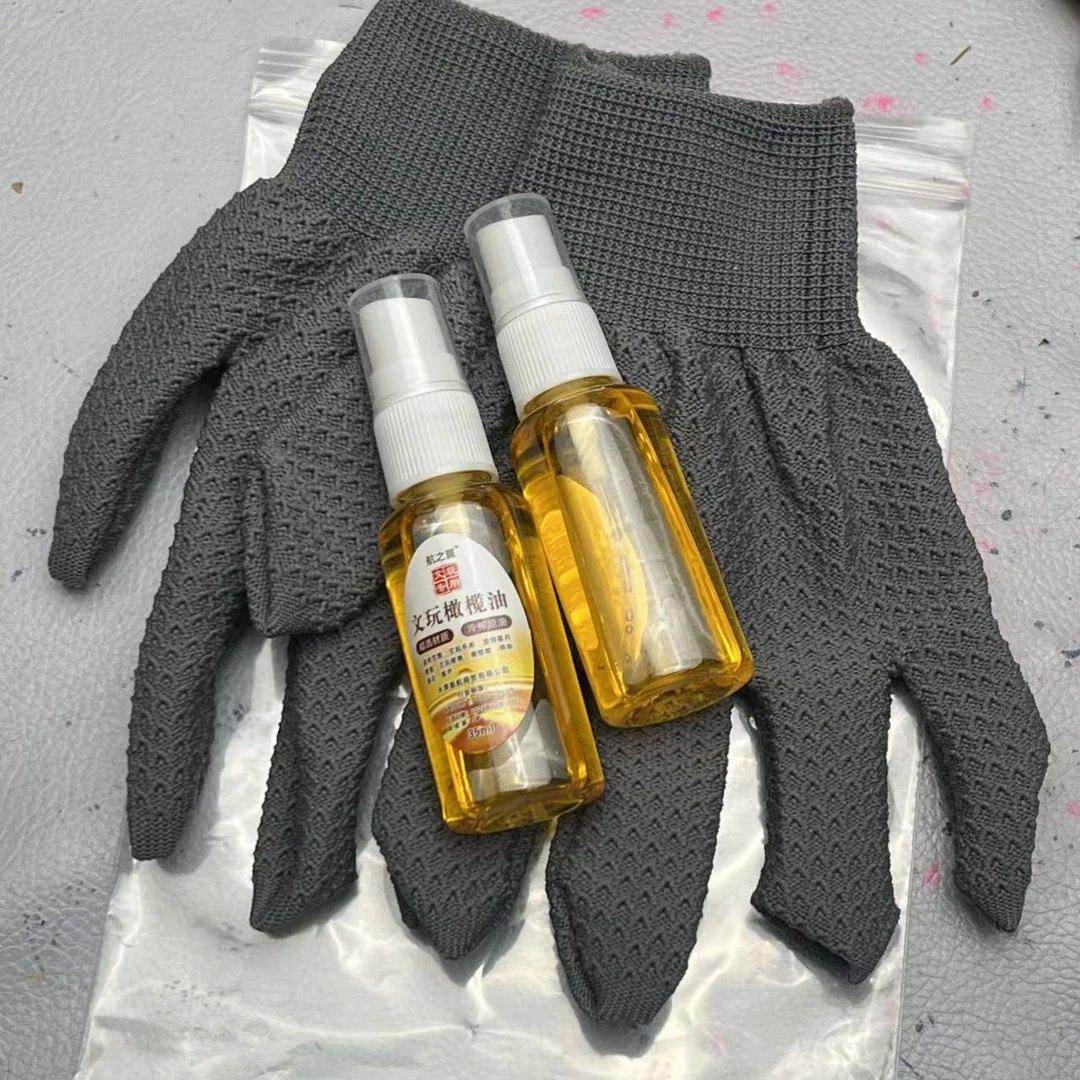 一副手套和两瓶文玩橄榄油和俩底座套装