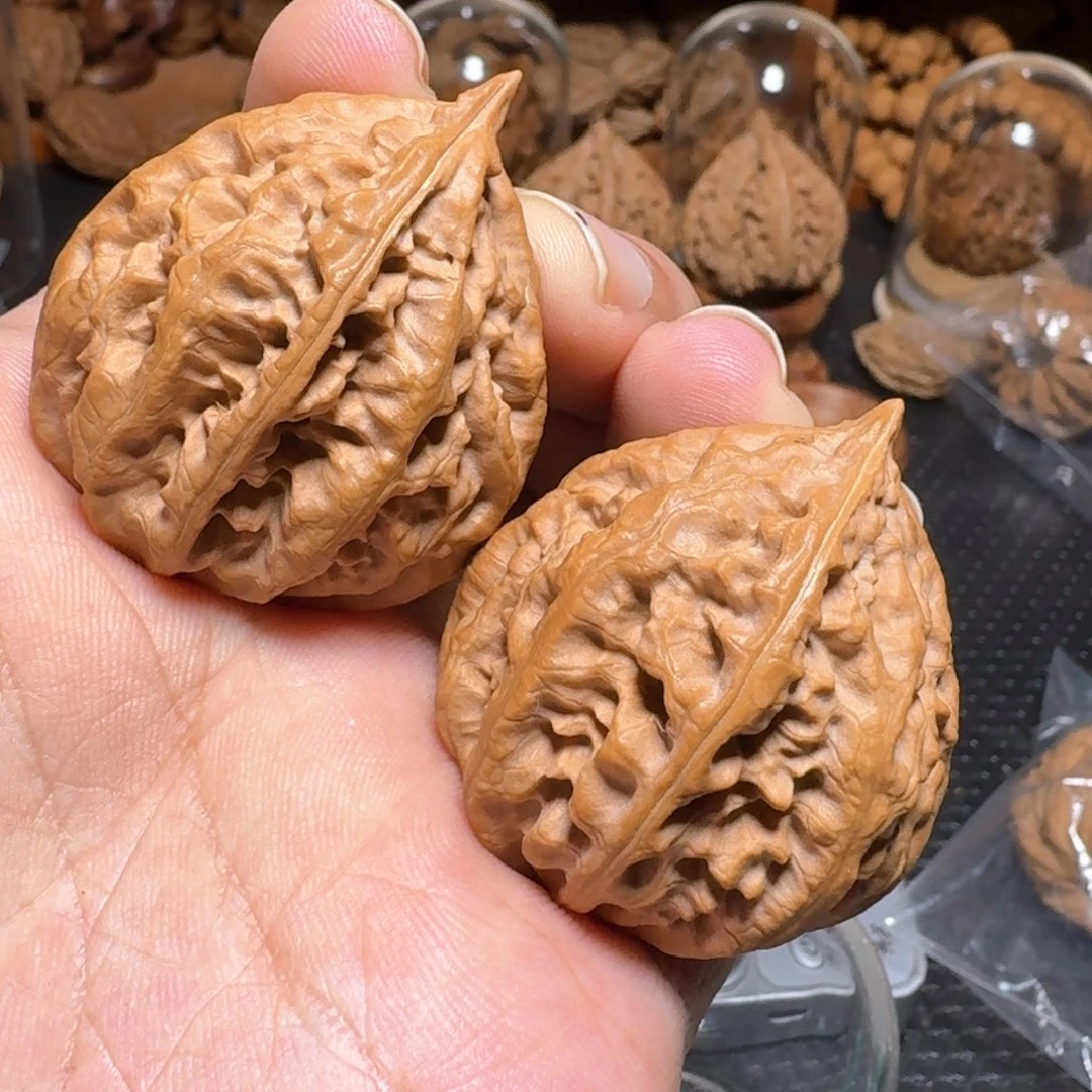 文玩核桃把件粗筋草莓