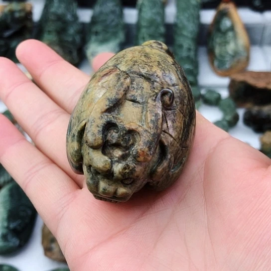 未镶嵌岫岩河磨玉（透闪石质玉）把件