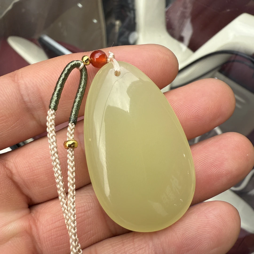 新疆天然玉石水滴吊坠百搭女款