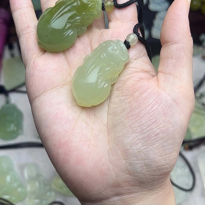 岫玉合金颈饰吊坠