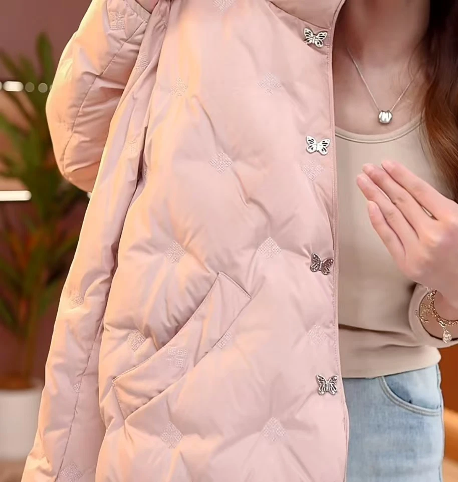 YY-{新年必入}-奶油时尚粉刺绣直充保暖立领羽绒服