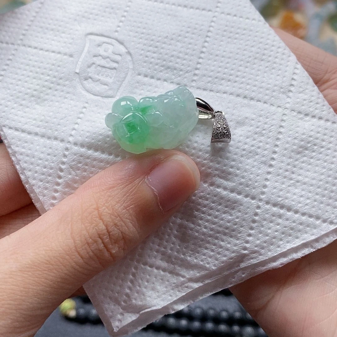 翡翠颈饰未镶嵌闪