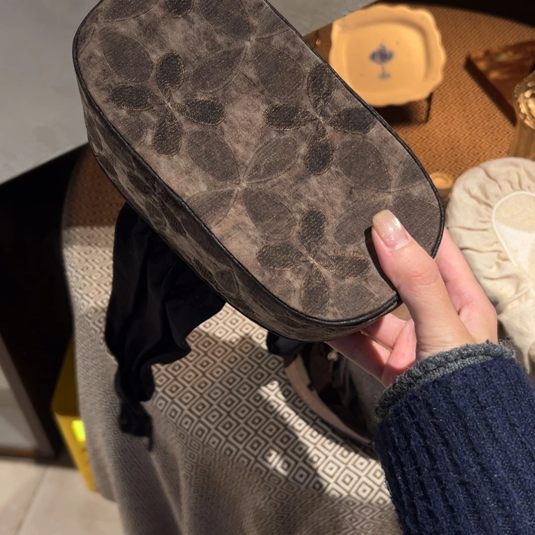 瓷片陶瓷。        陶瓷。