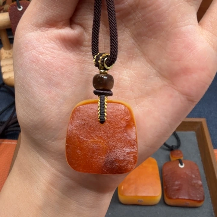 蜜蜡未镶嵌吊坠(赠链)28
