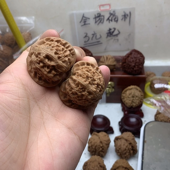 辰***然文玩核桃吊坠宫灯