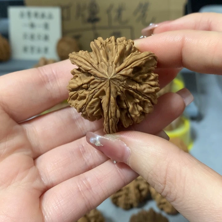 清***人文玩核桃吊坠异形单只，有瑕疵