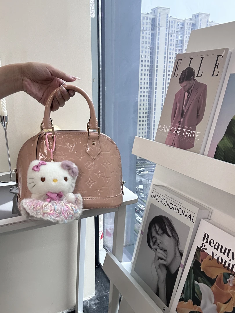 95新 LouisVuitton/路易威登 漆皮粉色贝壳包时尚手拎斜挎包