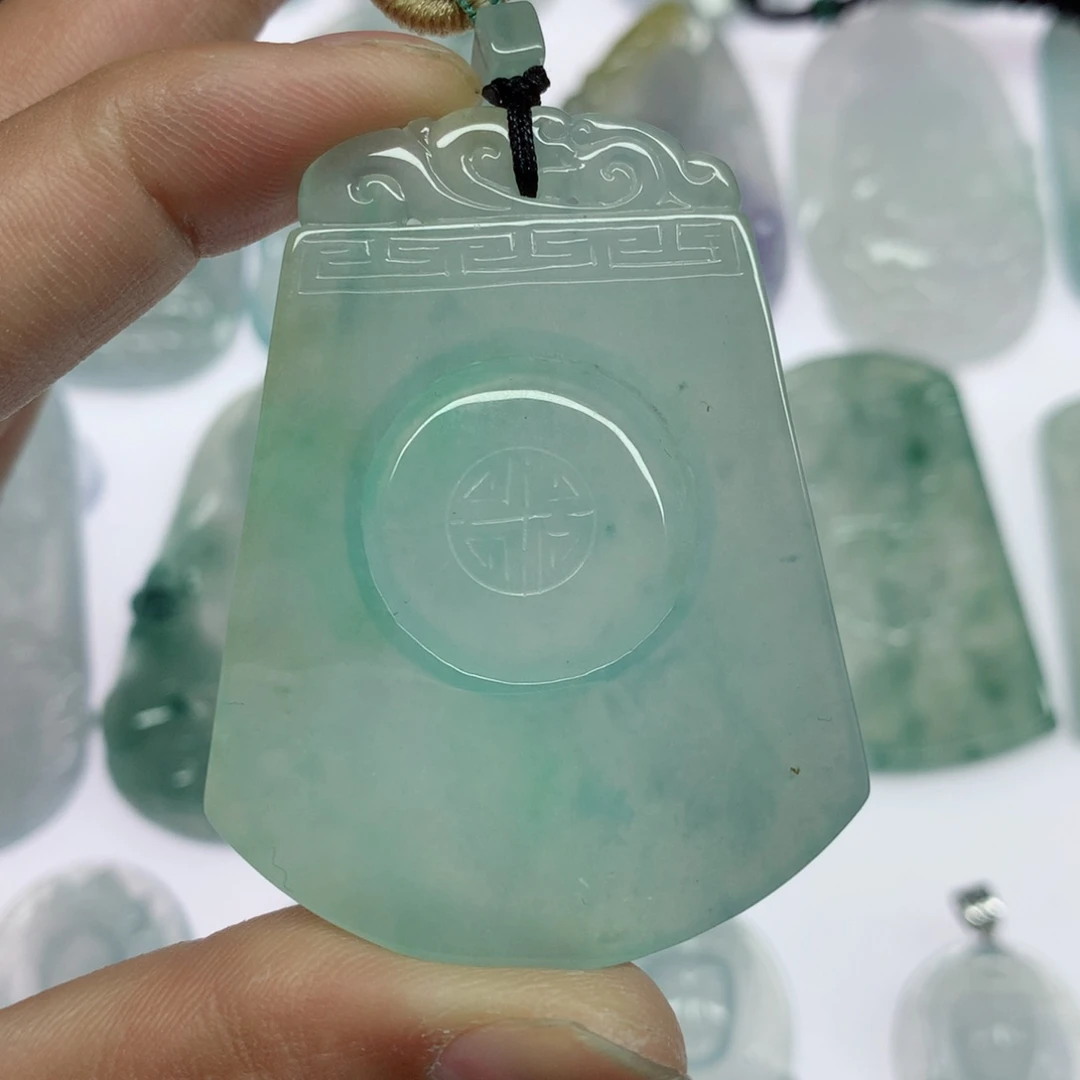 翡翠颈饰未镶嵌无事牌