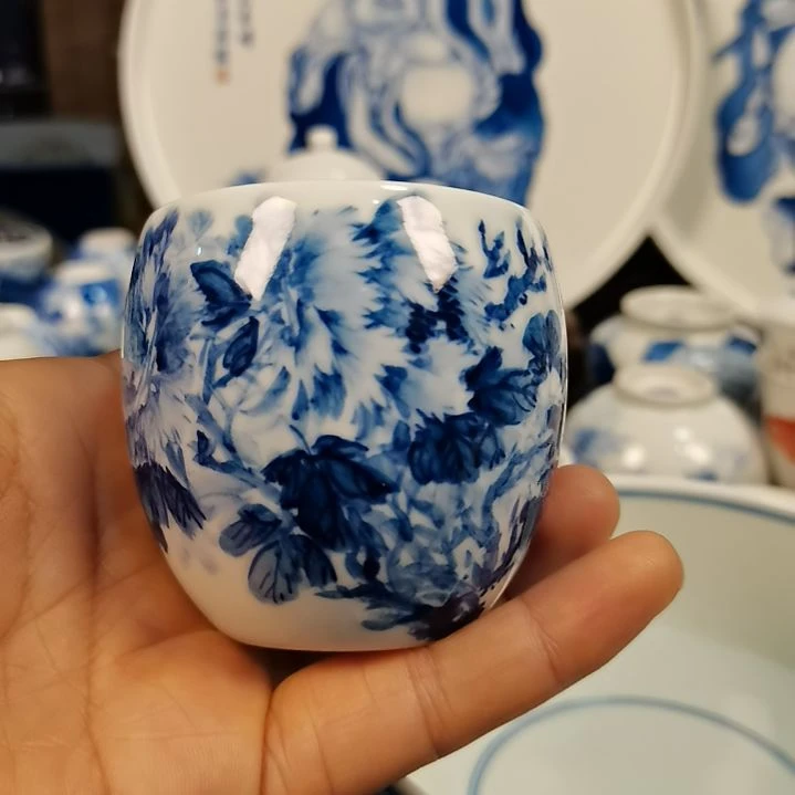 手***9景德镇陶瓷青花牡丹腰鼓杯