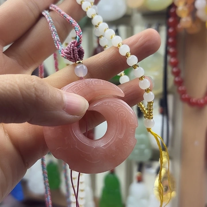 淡****石英质玉未镶嵌颈饰