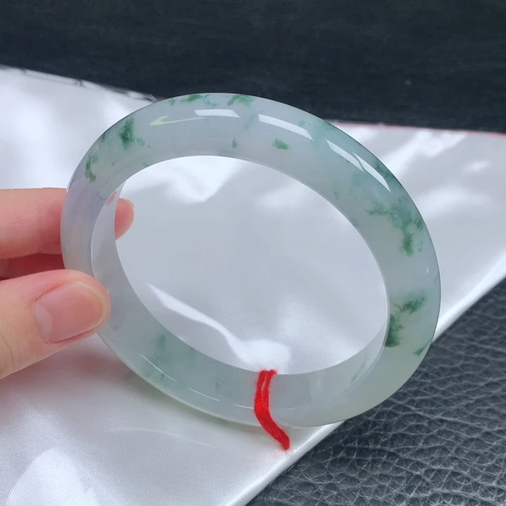 翡翠手镯未镶嵌61-62。