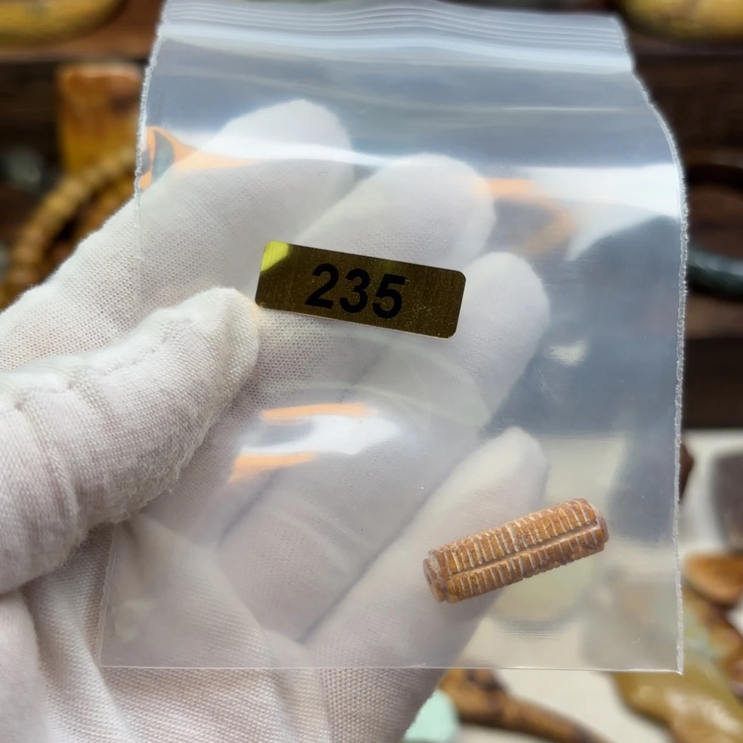 岫岩河磨玉（透闪石质玉）颈饰未镶嵌画****界