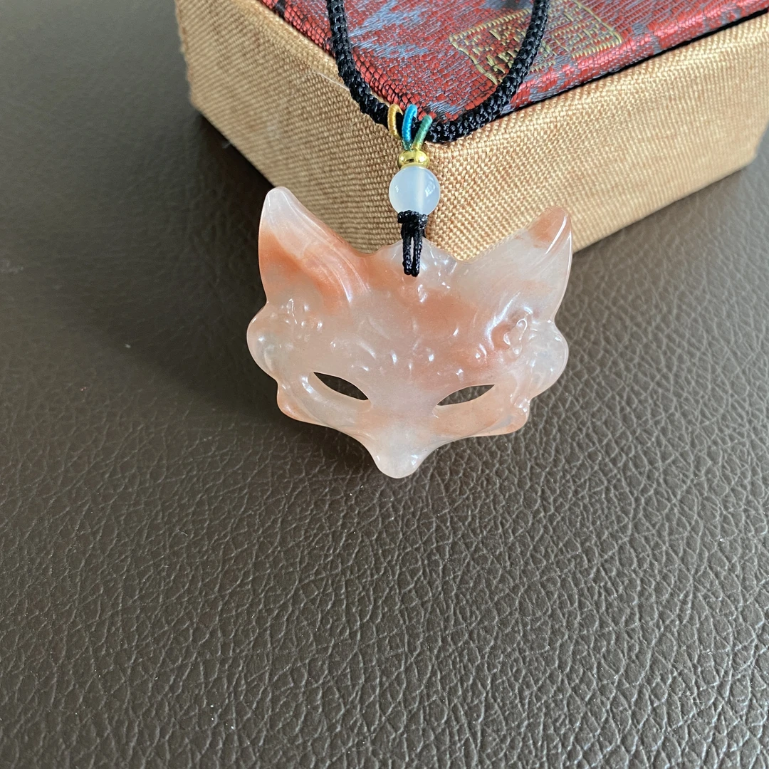 40mm金丝玉桃花酿狐狸面具个性时尚天然粉精美吊坠多样性发货