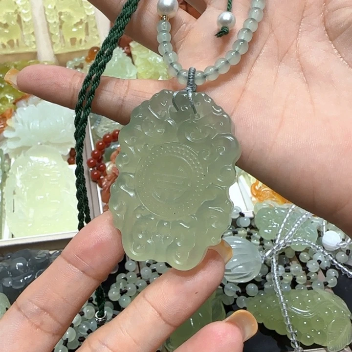 未镶嵌蛇纹石玉吊坠