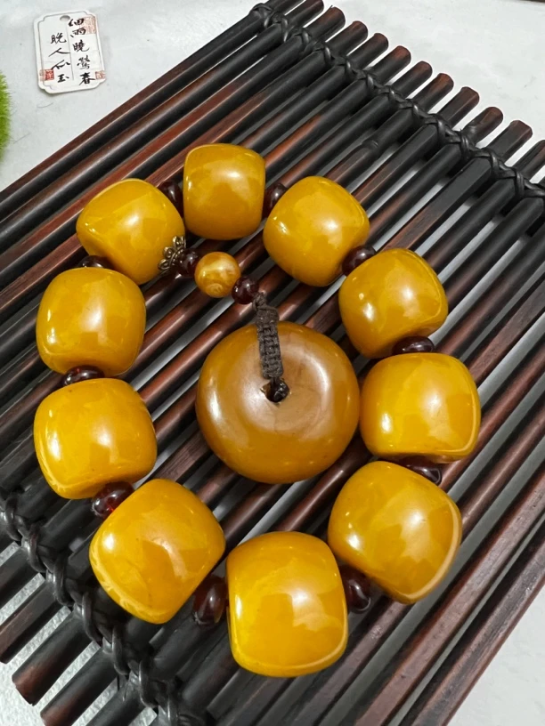 老黄蜡桶珠平安扣手串。880101。