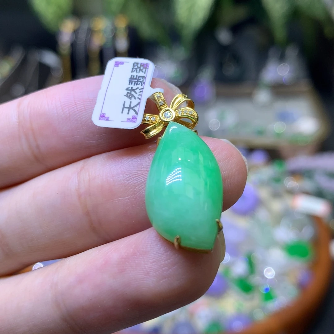 颈饰18K金镶嵌翡翠