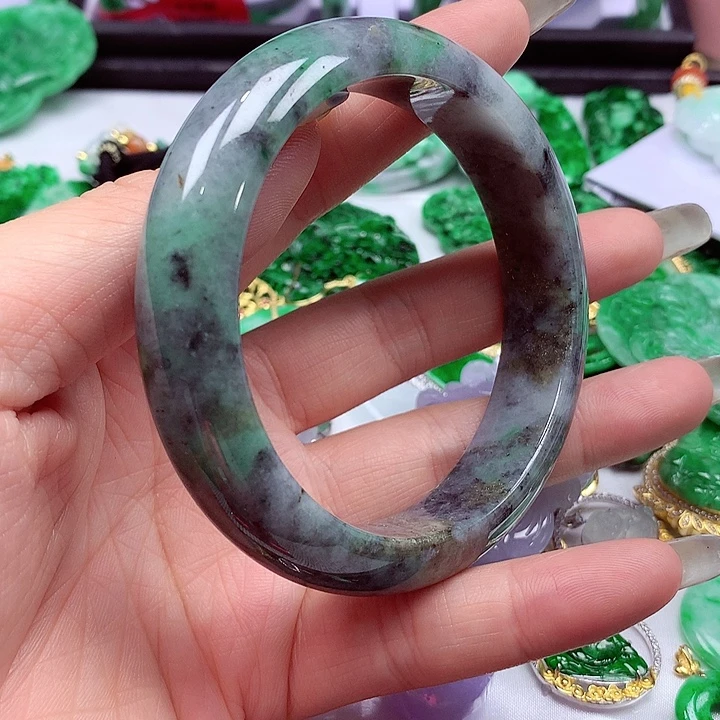 翡翠手镯未镶嵌翡翠