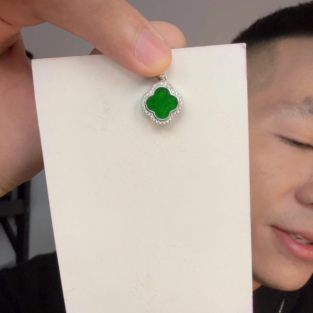 翡翠未镶嵌颈饰一件