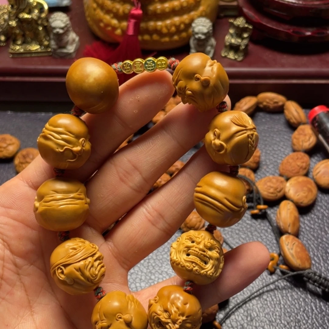 橄榄核雕刻恶僧手持