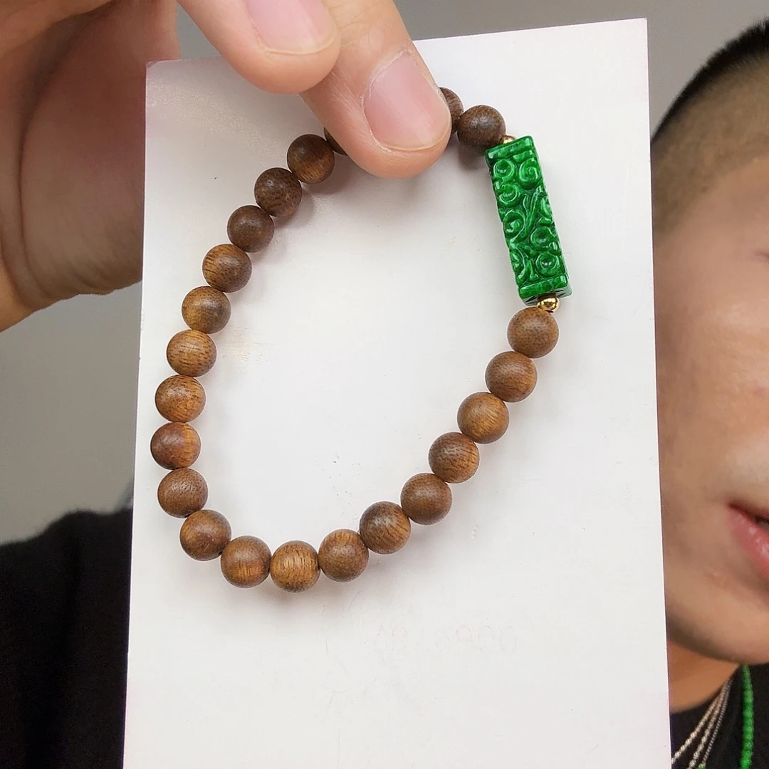 翡翠未镶嵌颈饰一件