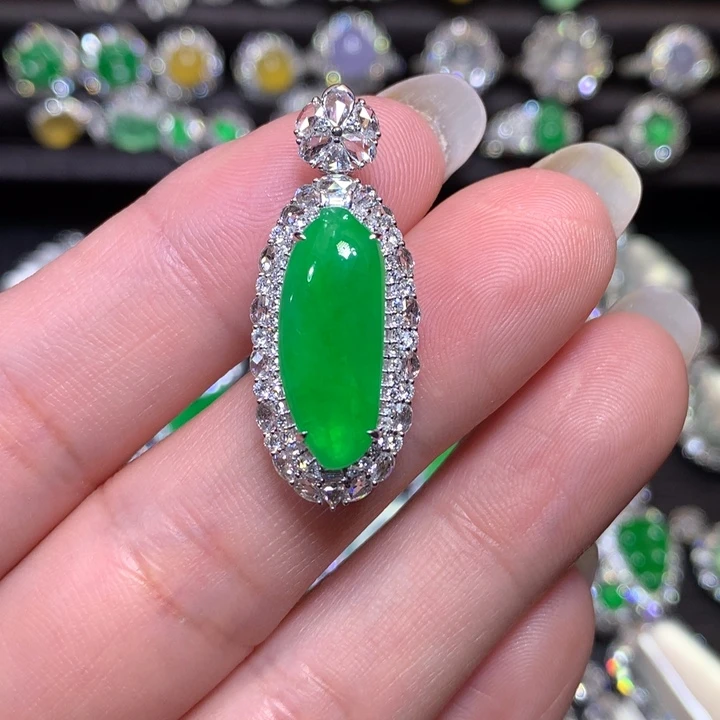 洋***e翡翠18K金镶嵌颈饰冰绿福瓜