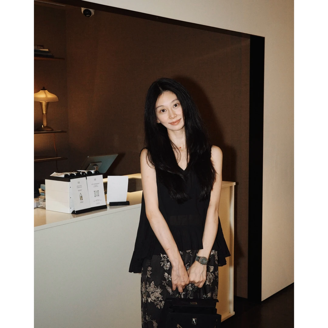 【LiuSanSan】黑色V领上衣女温柔设计感蕾丝拼接荷叶边背心2506109