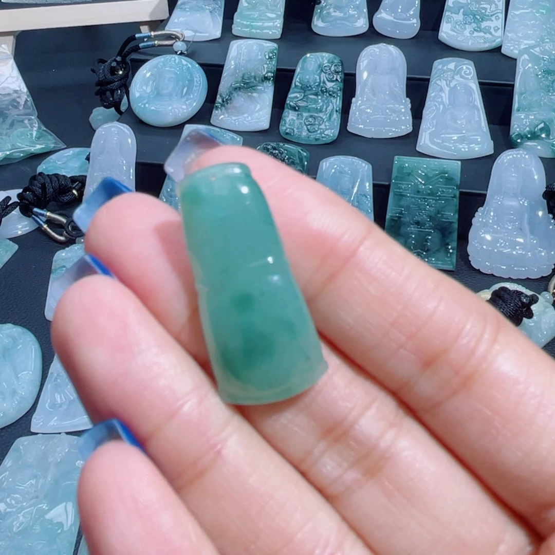 翡翠未镶嵌颈饰竹节