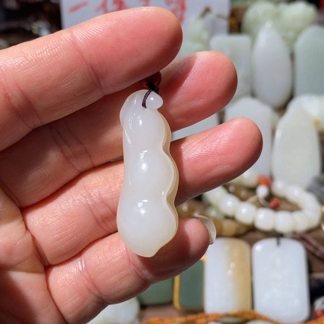 【闪购商品】和田玉吊坠(赠链)未镶嵌皇**娘