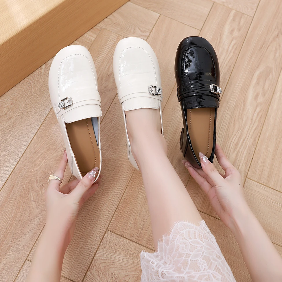 真皮新款气质漆皮软底乐福鞋皮鞋时尚春秋百搭舒适单鞋大码女鞋