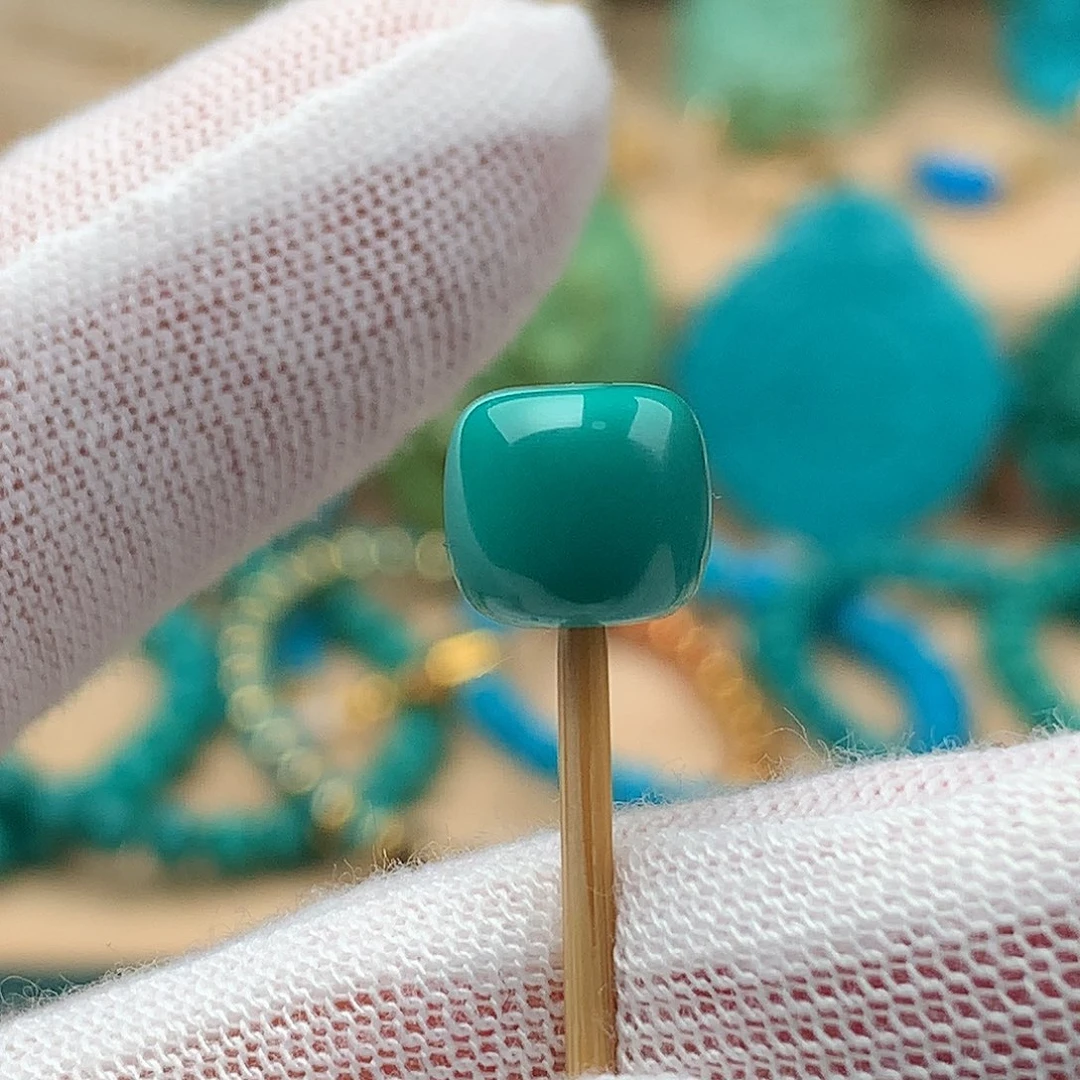 绿松石未镶嵌颈饰