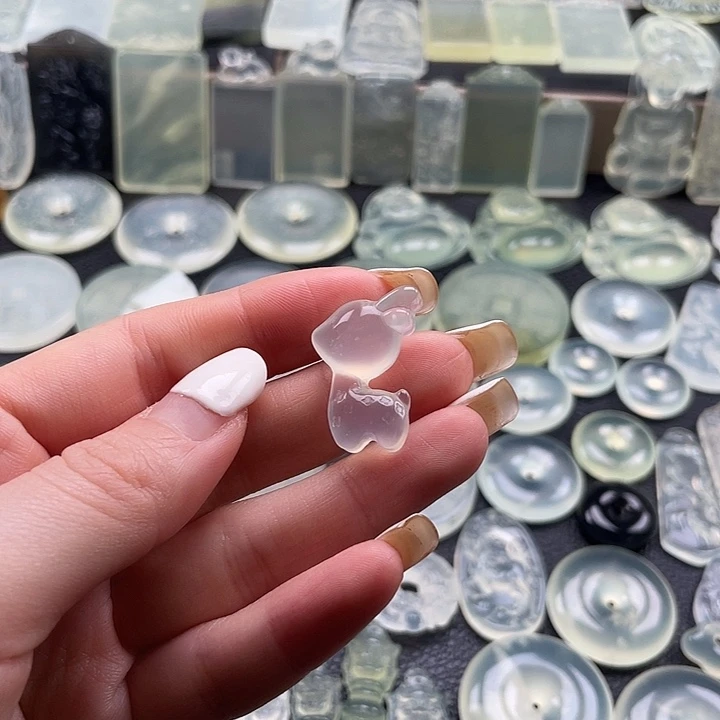 岫玉未镶嵌颈饰小鹿