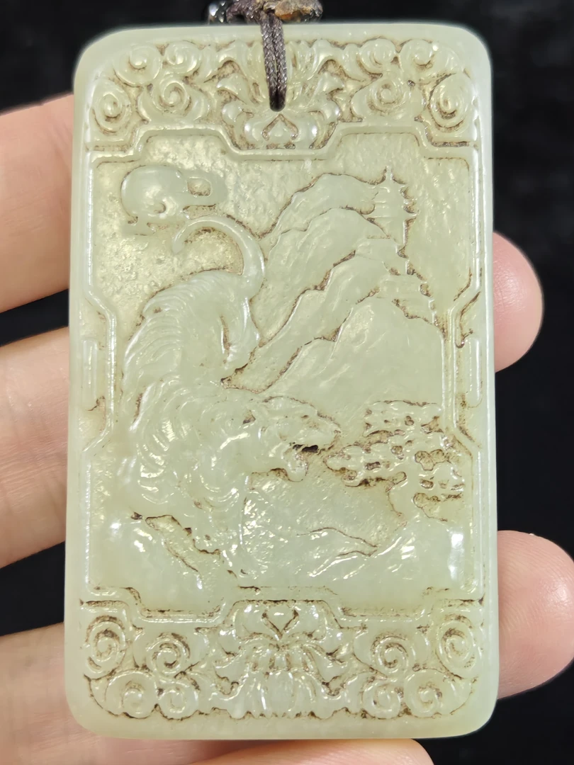 旧藏天然和田玉虎虎生威玉牌挂件配饰