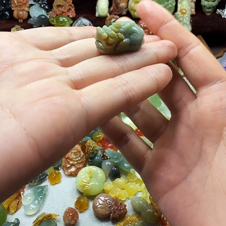 蛇纹石玉未镶嵌颈饰