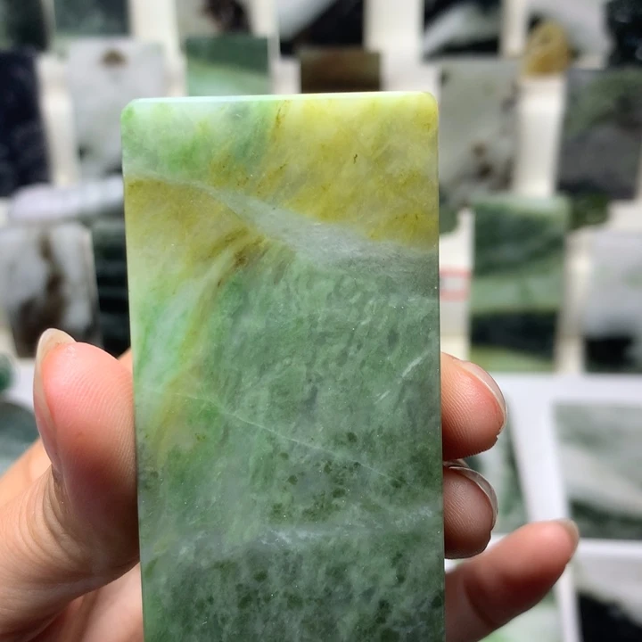 晓***霖独山玉未镶嵌颈饰有石纹