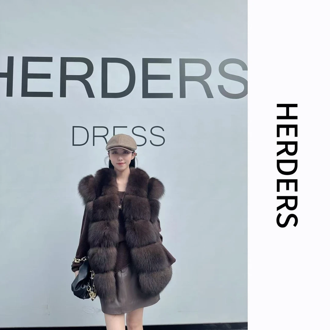 11.02 短款V领蓬松狐狸毛马甲 256338