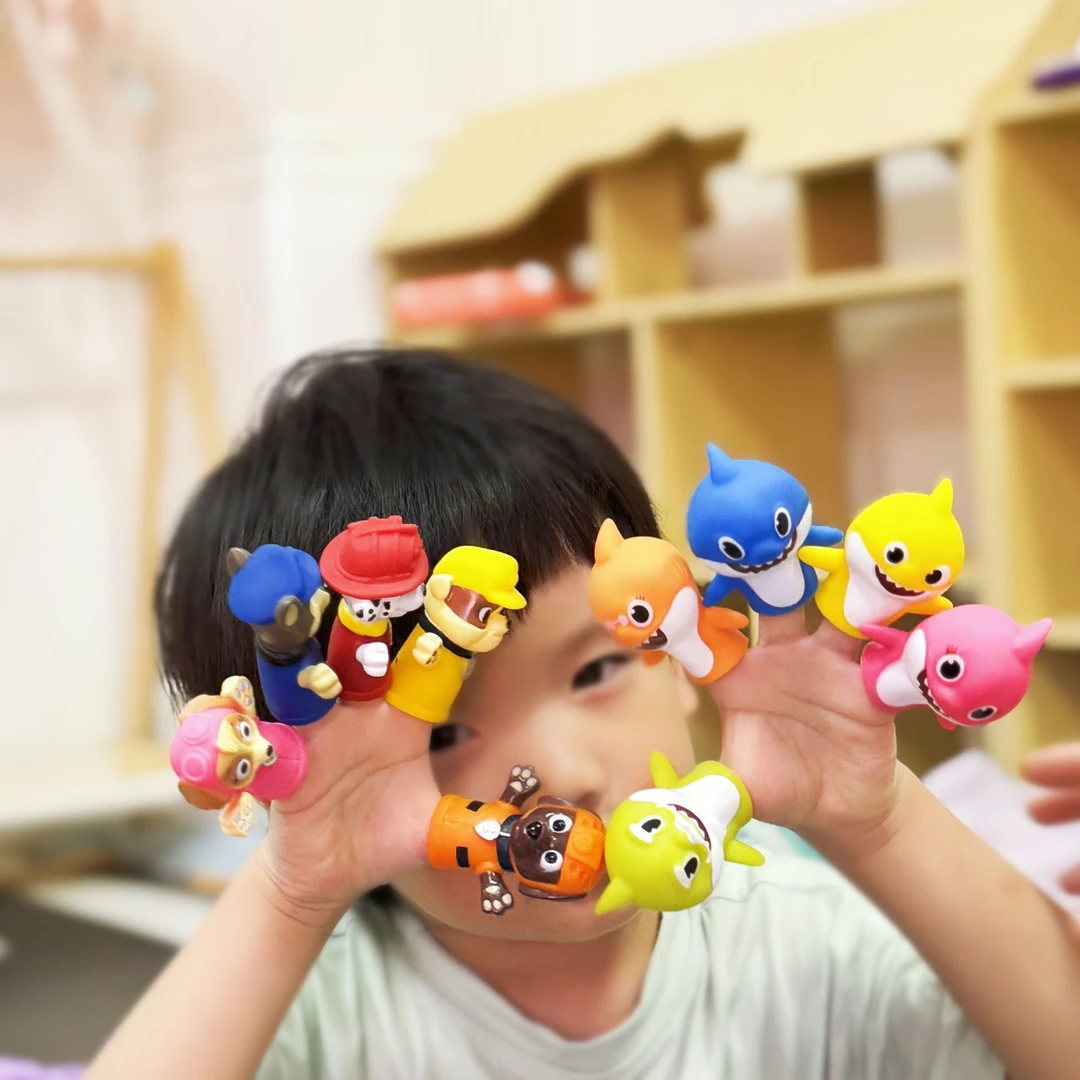 手指套鲨鱼宝宝授权玩偶动物互动玩具幼儿园儿童公主亲子益智软胶