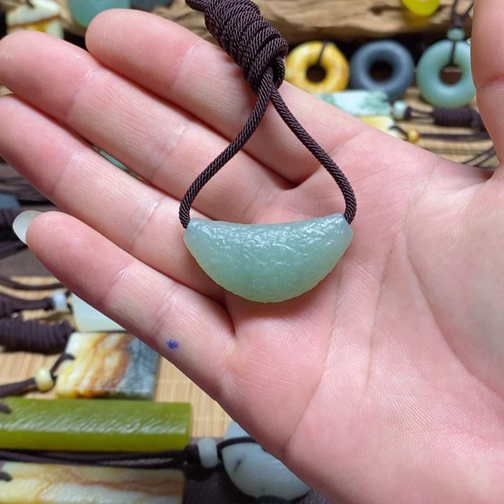 蛇纹石玉挂件未镶嵌