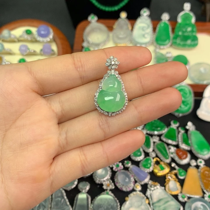 翡翠18K金镶嵌颈饰翡翠