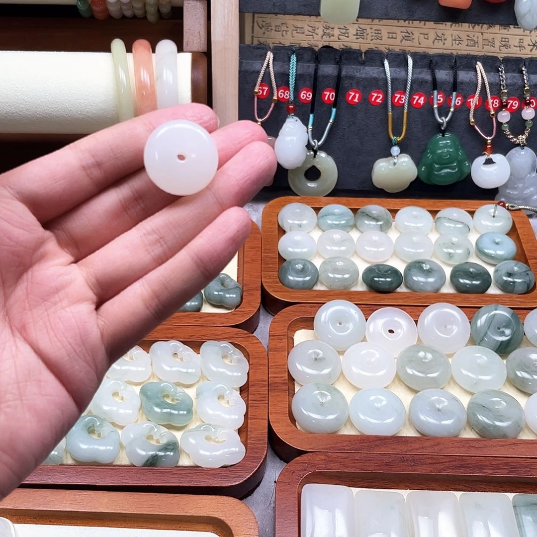 石英质玉合金颈饰