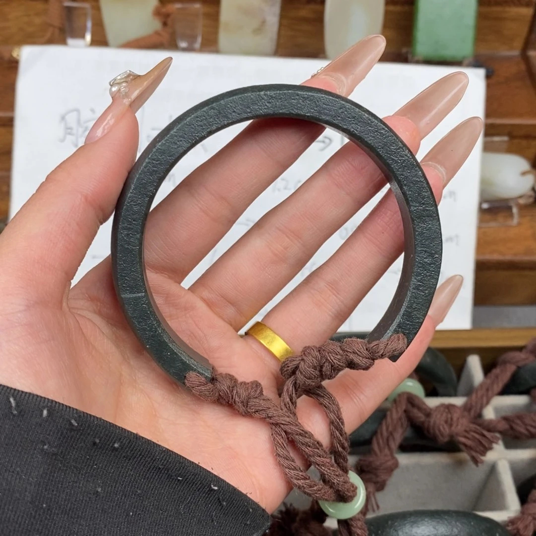 和田玉颈饰未镶嵌云****?