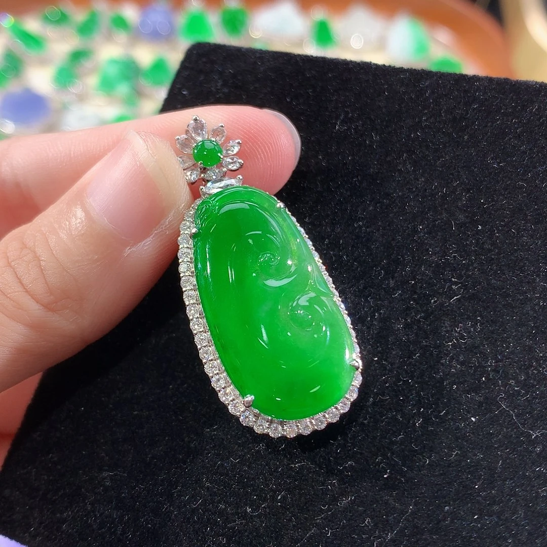 翡翠18K金镶嵌颈饰