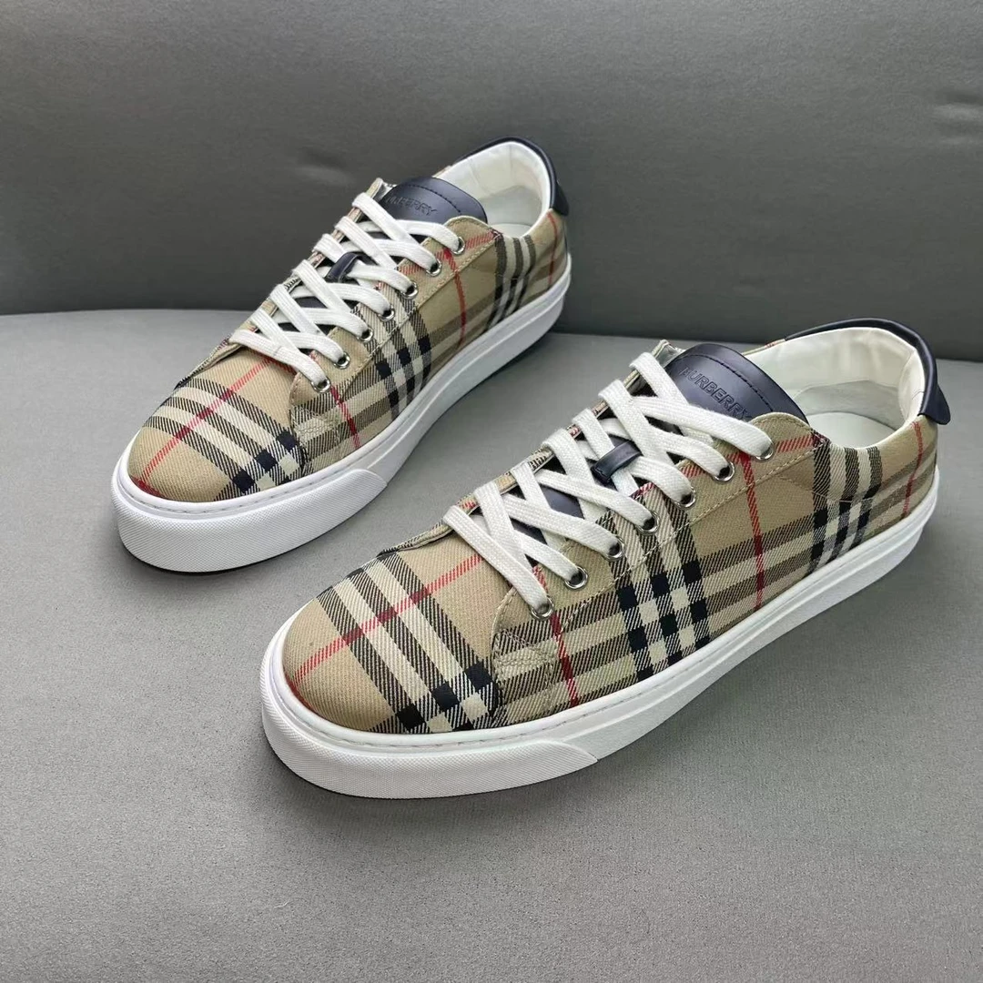 95新 BURBERRY/博柏利 乌木色经典条纹格时尚舒适休闲板鞋 43码