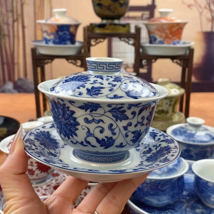 陶摆件青花缠枝莲元宝盖碗