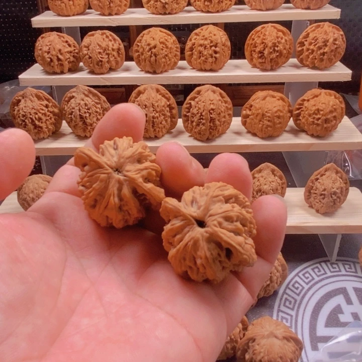 把件文玩核桃没**由虎头