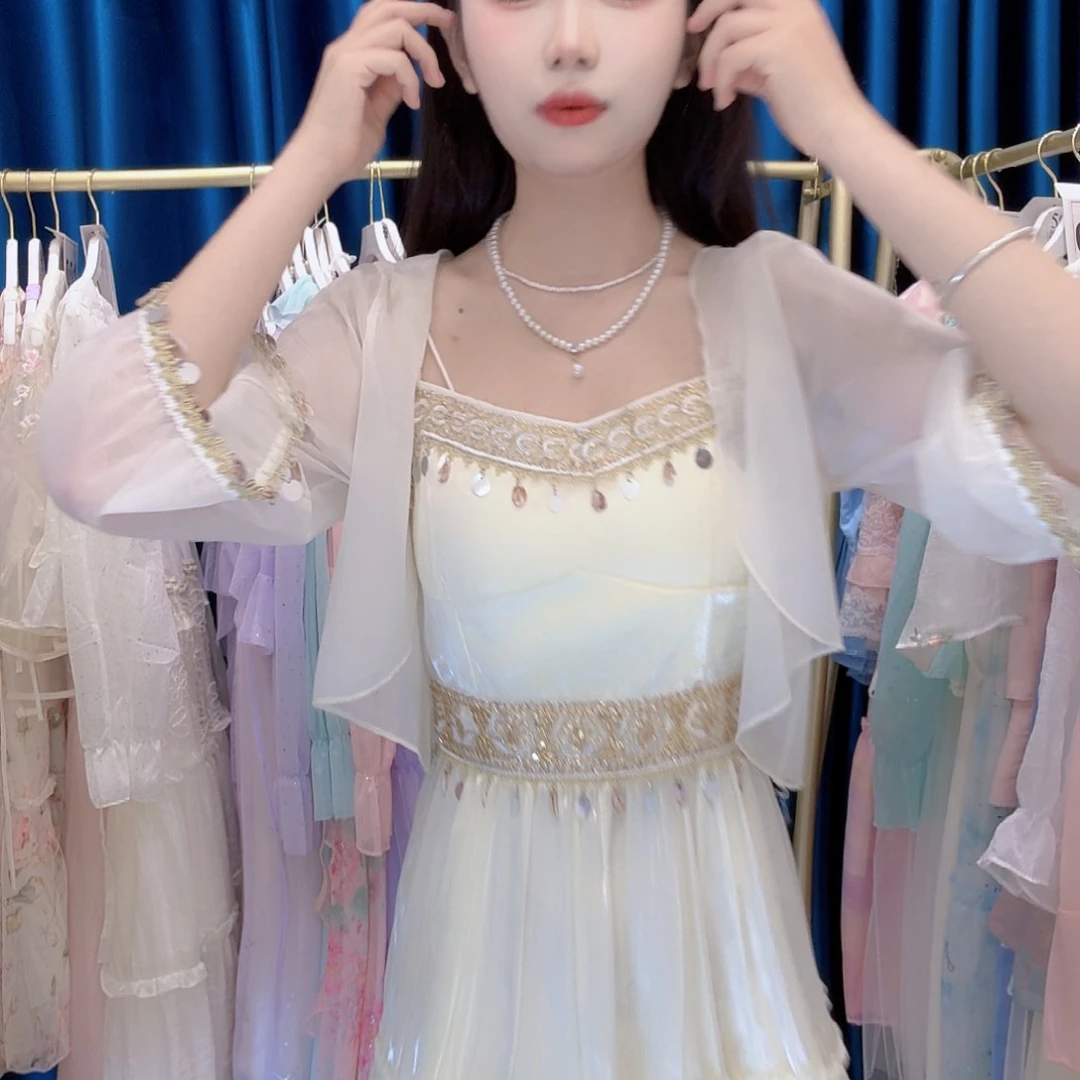 015杏色外套加吊带裙均码穿135斤