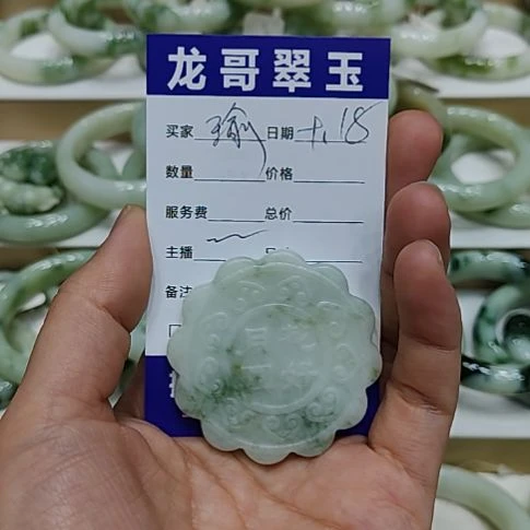 瑜***未镶嵌透闪石-蛇纹石玉颈饰