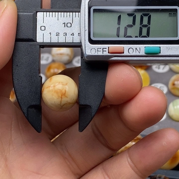 未镶嵌琥珀珠宝奇石