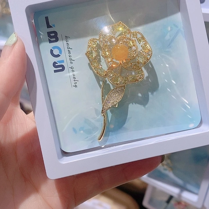 铜合金锆石蜜腊花朵胸针