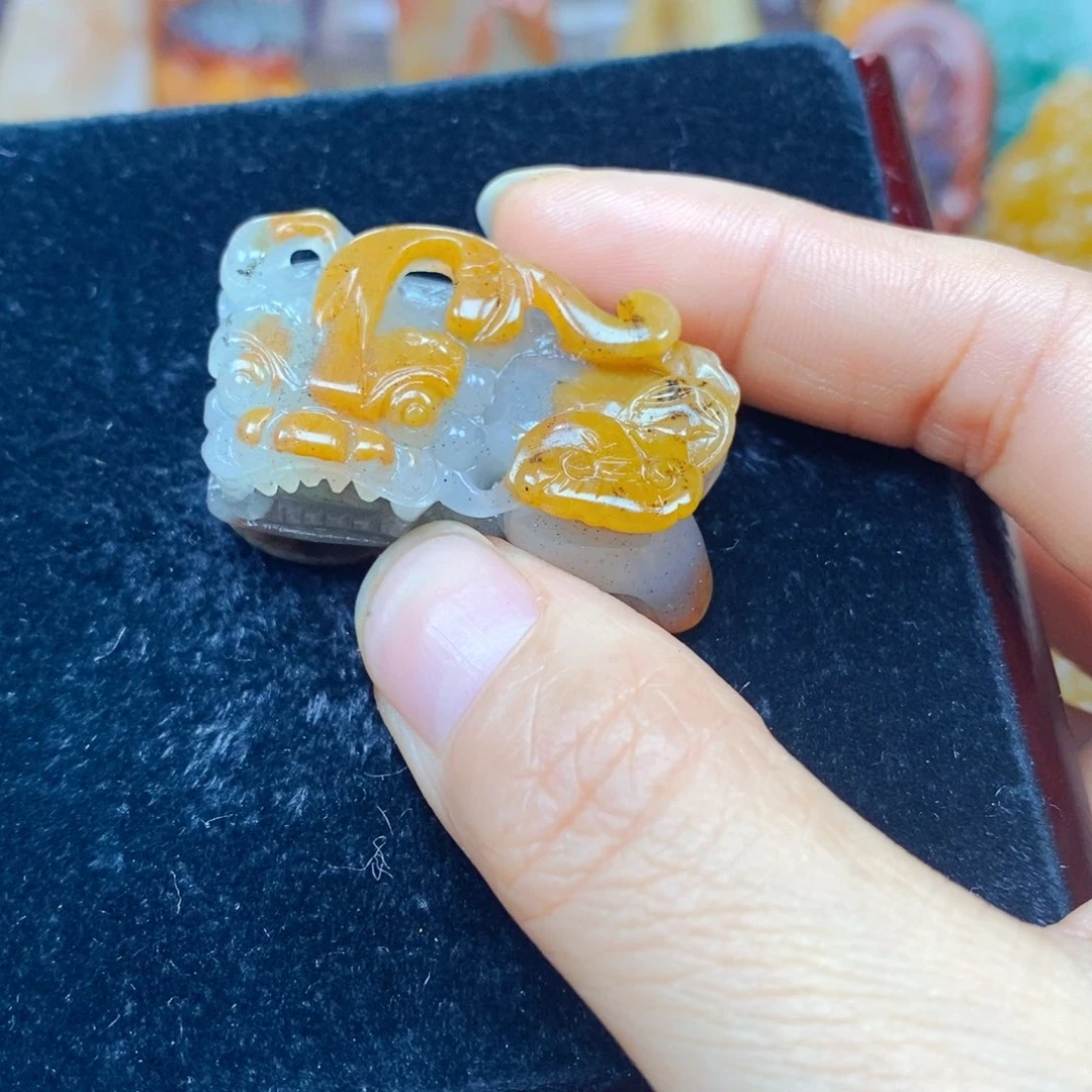 石英质玉（黄龙玉）未镶嵌颈饰